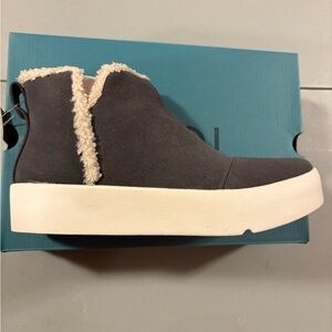 TOMS Women's Verona Mid Grey Suede Faux Shearling Sneaker